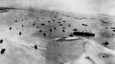 Vue aérienne de la flotte alliée engagée dans l'opération Overlord de débarquement sur les côtes normandes, le 6 juin 1944.