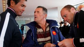 Thierry Dusautoir et Julien Bonnaire avec un supporter