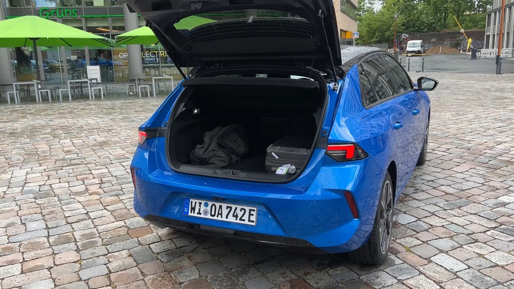 Cette Astra dispose d'un coffre de 352 litres, comme la version hybride rechargeable.