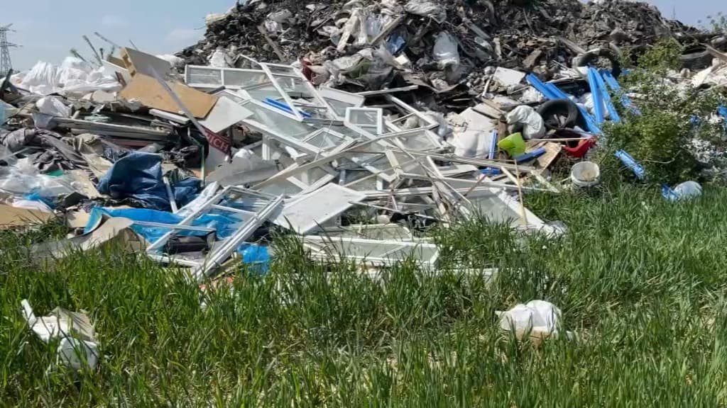 La montage de déchets laissée par les occupants du terrain est impressionnante.