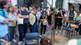 Des personnes se rassemblent autour d'un poste radio portable installé sur un arbre dans une rue de Madrid pour écouter les informations, l'accès à Internet et aux réseaux de télévision étant interrompu en raison d'une panne de courant massive survenue en Espagne le 28 avril 2025.
