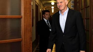 Le Premier ministre grec George Papandréou, dimanche. La Grèce manquera les objectifs de déficit qui lui ont été assignés par ses bailleurs de fonds internationaux pour cette année et la suivante, selon les chiffres publiés dimanche par le ministère grec