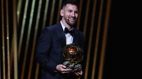 Lionel Messi avec le Ballon d'or, le 30 octobre 2023