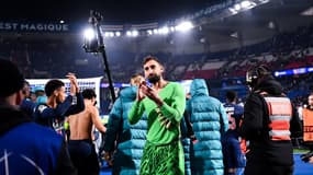 Gianluigi Donnarumma salue les supporters du Paris Saint-Germain après la rencontre face au PSV Eindhoven, le 22 octobre 2024