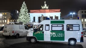 Une voiture de police devant la porte de Brandebourg, à Berlin