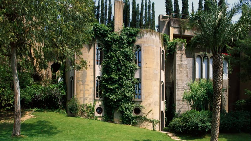 Un architecte a créé sa maison dans une ancienne cimenterie en Espagne.