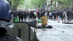 Manifestation interdite à Paris: le face-à-face avec la police reste tendu