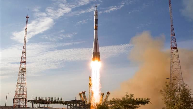 Une capsule Soyouz transportant deux cosmonautes Russes et un astronaute Américain a décollé mardi du pas de tir de Baïkonour à destination de la Station spatiale internationale (ISS), où les trois hommes passeront cinq mois en orbite. /Photo prise le 23