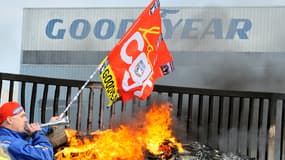 Des employés de Goodyear brûlent des pneus devant l'usine d'Amiens, en 2013. Le conflit qui a opposé la CGT à la direction a duré sept ans.