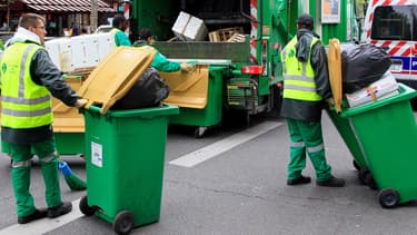 Collecte des poubelles à Paris, le 2 mai 2012.
