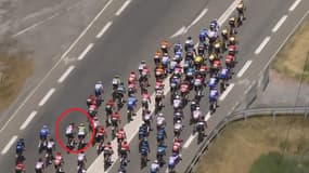 Juan Sebastian Molano (en blanc) donnant un coup de poing à Hugo Page (en vert) lors de la 6e étape du Critérium du Dauphiné entre Rives et Gap le 10 juin 2022.