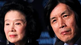 Trois ans après "Secret Sunshine", le cinéaste coréen Lee Chang-dong (à droite) revient à Cannes dresser à nouveau un portrait de dame dans son film "Poetry", susceptible de valoir à son interprète Yun Jung-hee (à gauche) un Prix d'interprétation. /Photo