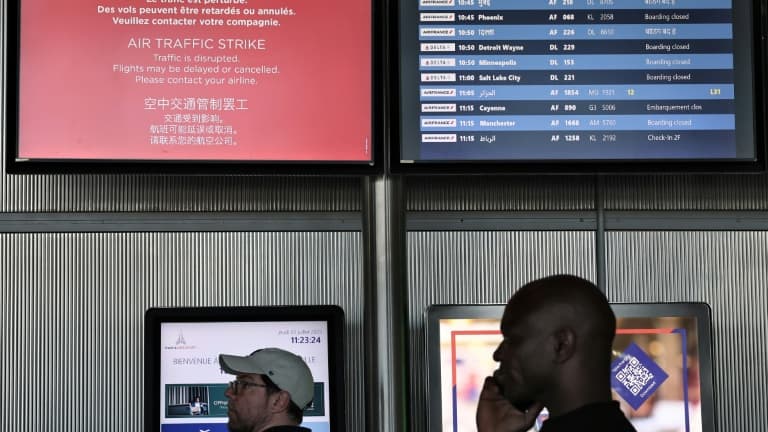 Des passagers consultent le tableau d'affichage des départs à l'aéroport Roissy Charles-de-Gaulle, près de Paris, pendant la grève des contrôleurs aériens français, le 3 juillet 2025. Photo d'illustration