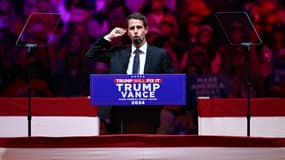 L'humoriste américain Tony Hinchcliffe durant le meeting de Donald Trump au Madison Square Garden de New York le 27 octobre 2024 