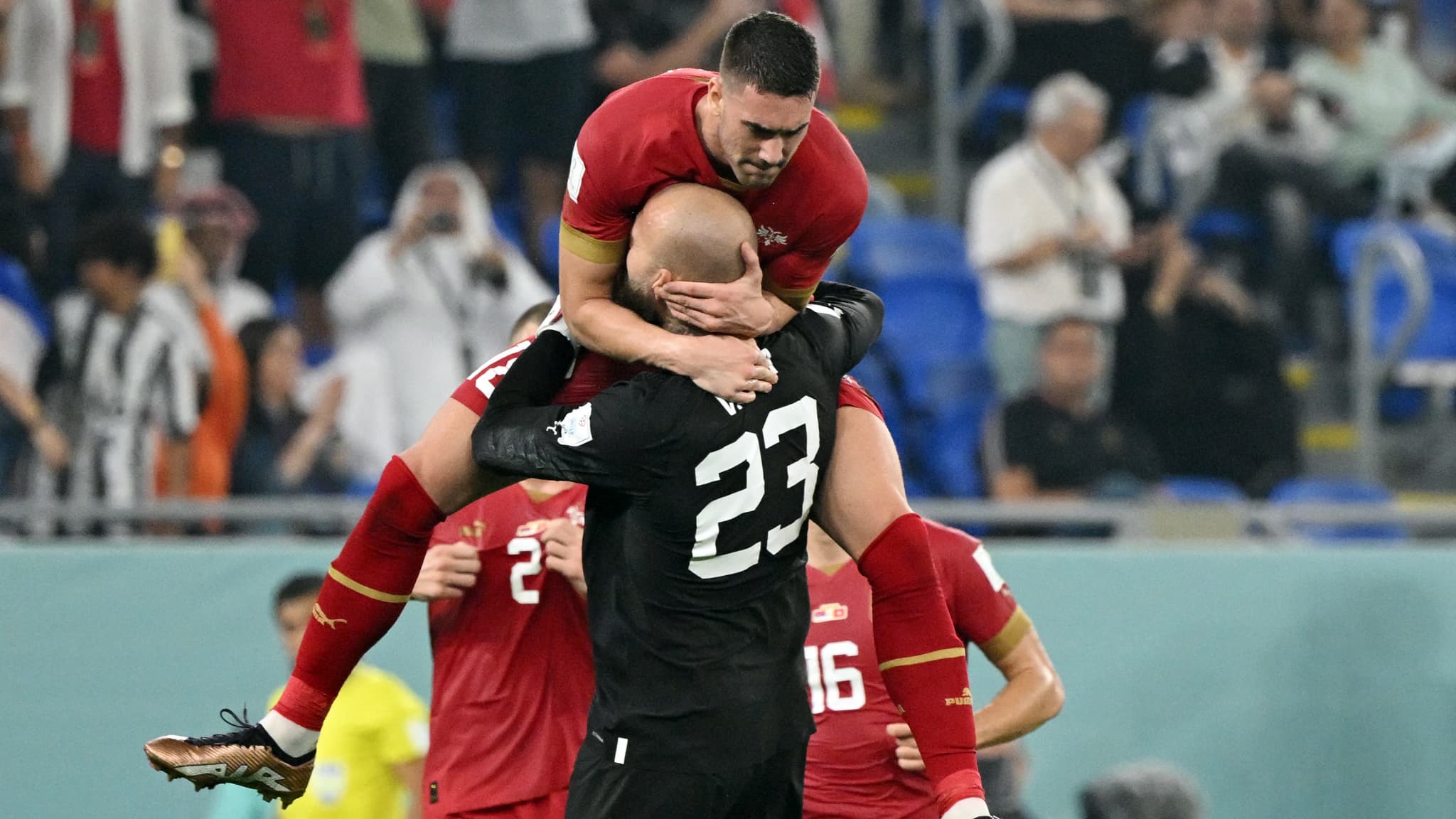 Dusan Vlahovic qui saute dans les bras de son gardien, lors de Serbie-Suisse, Coupe du monde 2022