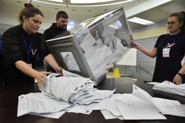 Un dépouillement des bulletins de l'élection présidentielle russe dans un bureau de vote de Novossibirsk, le 17 mars 2024