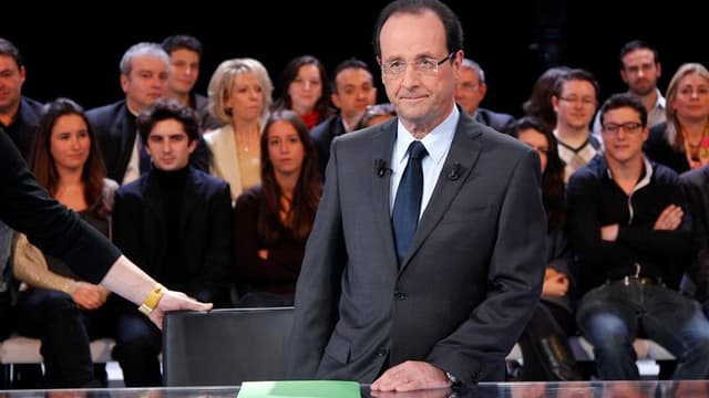 François Hollande a repoussé jeudi l'idée de "sanctuariser" les objectifs de réduction de déficits en France, lui préférant une adaptation en fonction des intérêts du pays. /Photo prise le 15 mars 2012/REUTERS/Benoît Tessier
