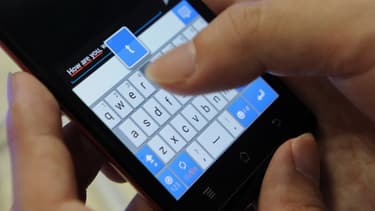 Envoi d'un textos ou SMS. (Illustration) -