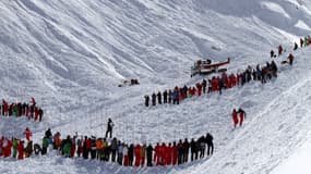 Des secouristes sur les lieux de l'avalanche à Tignes. 