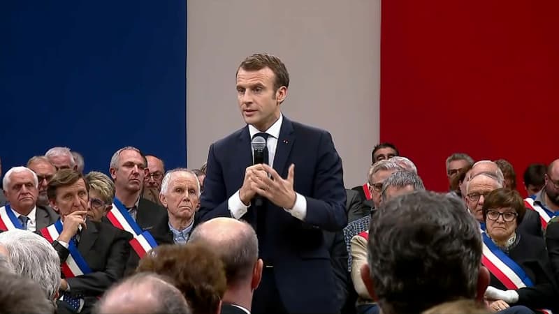 Emmanuel Macron devant les maires à Souillac.