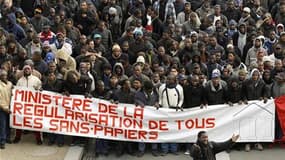 Lors d'une manifestation de travailleurs sans-papiers à Paris, début février. En dépit des expulsions en série ordonnées par le gouvernement, associations et syndicats exigent toujours une vraie négociation sur le sort de dizaines de milliers de travaille