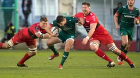 Juan Smith (à gauche) et Bakkies Botha (à droite) attrapent le demi de mêlée anglais Ben Youngs