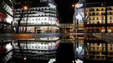 Des rues désertes dans le quartier 'Les Grands Boulevards" à Paris, le 6 février 2021 après l'imposition du couvre-feu à partir de 18h00 pour prévenir la propagation de l'épidémie de Covid-19
