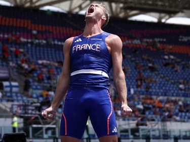 Kevin Mayer exulte après avoir franchi une barre lors du décathlon de championnats d'Europe à Rome, le 11 juin 2024
