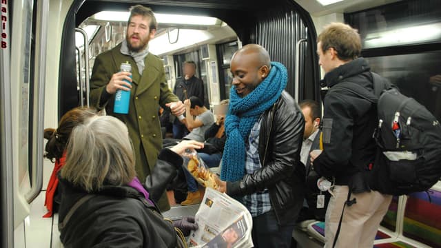 Le collectif "Les ptits cafés du métro" distribue des cafés dans les rames parisiennes.