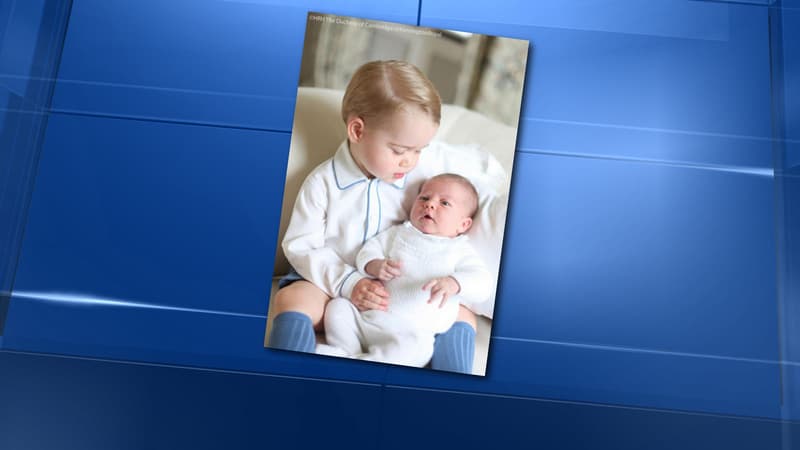 Le prince George et sa petite soeur, la princesse Charlotte.