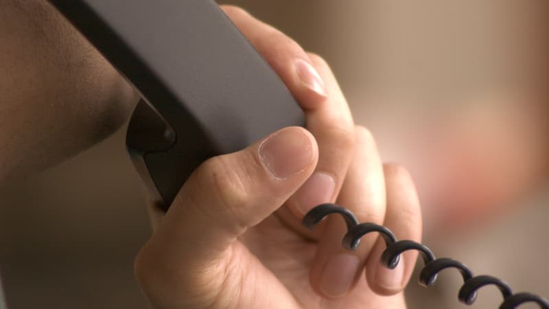 Une personne en pleine conversation téléphonique (Photo d'illustration).