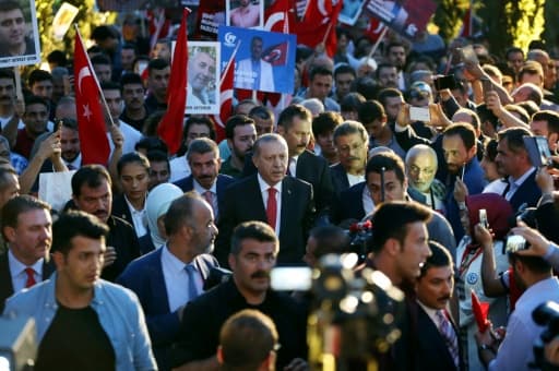 Le président turc Recep Tayyip Erdogan (c) arrive à la cérémonie de commémoration du premier anniversaire du putsch manqué, le 15 juillet 2017 à Istanbul Le président turc Recep Tayyip Erdogan (c) arrive à la cérémonie de commémoration du premier anniversaire du putsch manqué, le 15 juillet 2017 à Istanbul