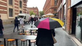 La pluie perturbe les touristes à Toulouse.