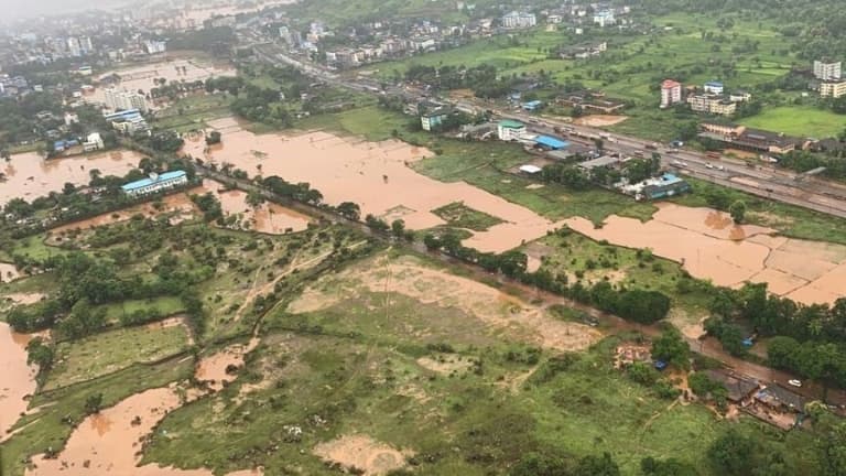 Vue aérienne diffusée par l'Armée de l'air indienne d'une zone inondée après des pluies de mousson, le 22 juillet 2021 à Raigad, dans l'Etat de Maharashtra, en Inde