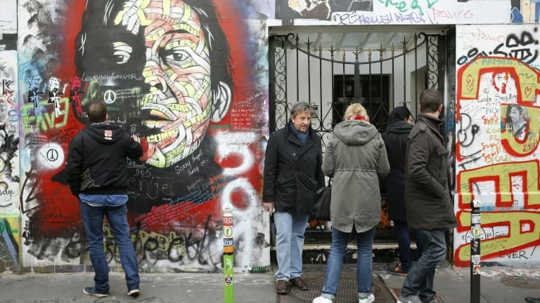 Des fans en 2016 devant l'entrée du 5 bis rue de Verneuil à Paris, maison de  Serge Gainsbourg, lors du 25e anniversaire de sa mort