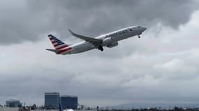 Un avion American Airlines décolle de l'aéroport international de Los Angeles, le 22 avril 2021. Photo d'illustration