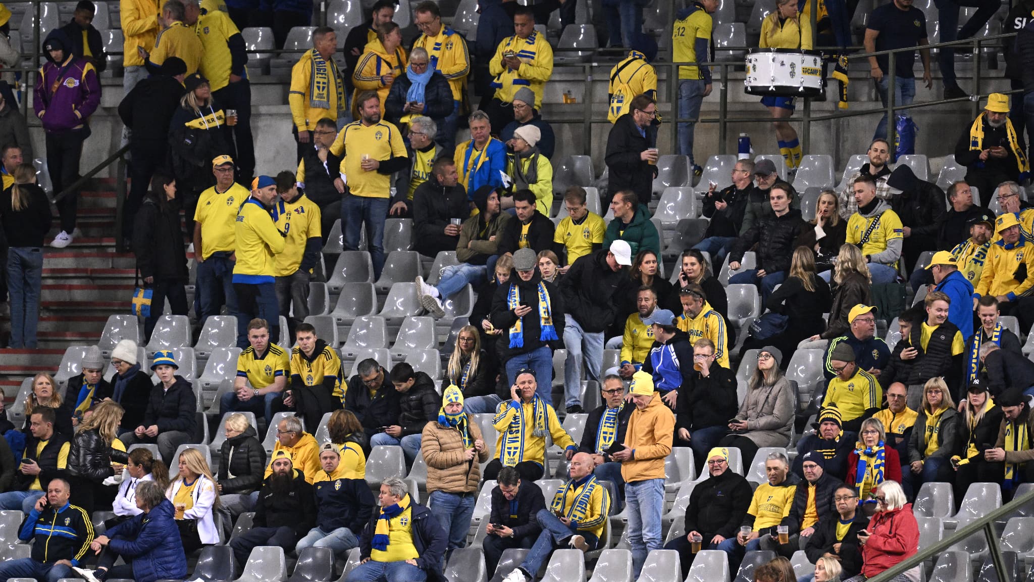Des supporters suédois attendent dans la tribune au Stade Roi Baudouin à Bruxelles le 16 octobre 2023, après un attentat qui a visé des citoyens suédois. Des supporters suédois attendent dans la tribune au Stade Roi Baudouin à Bruxelles le 16 octobre 2023, après un attentat qui a visé des citoyens suédois.