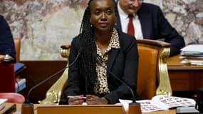 La vice-présidente de l'Assemblée nationale française, Nadege Abomangoli, regarde la séance de débat sur la première partie du projet de loi de finances 2025 à l'Assemblée nationale, à Paris, le 21 octobre 2024.