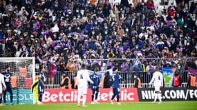 Les joueurs des Jumeaux de Mzouazia se sont offerts une belle communion avec les supporters du Kop Sud de Bordeaux
