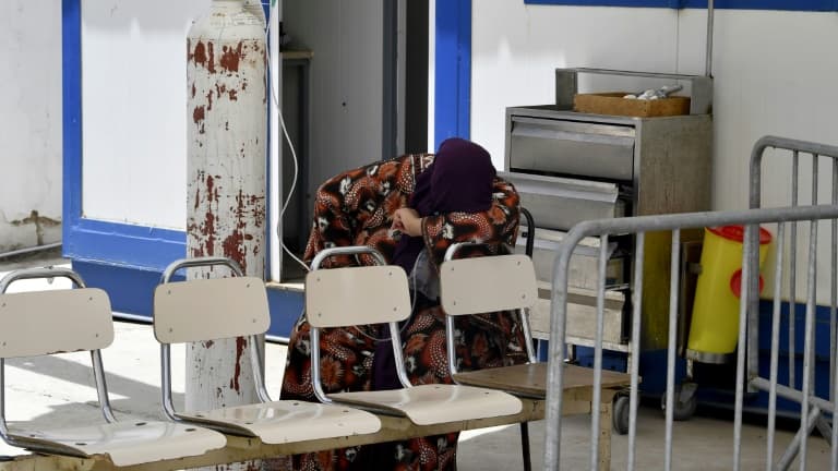 Une femme infectée par le coronavirus reçoit de l'oxygène dans un hôpital de Béja (Tunisie), le 22 juin 2021