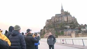 Des touristes impressionnés par les grandes marées au Mont Saint-Michel