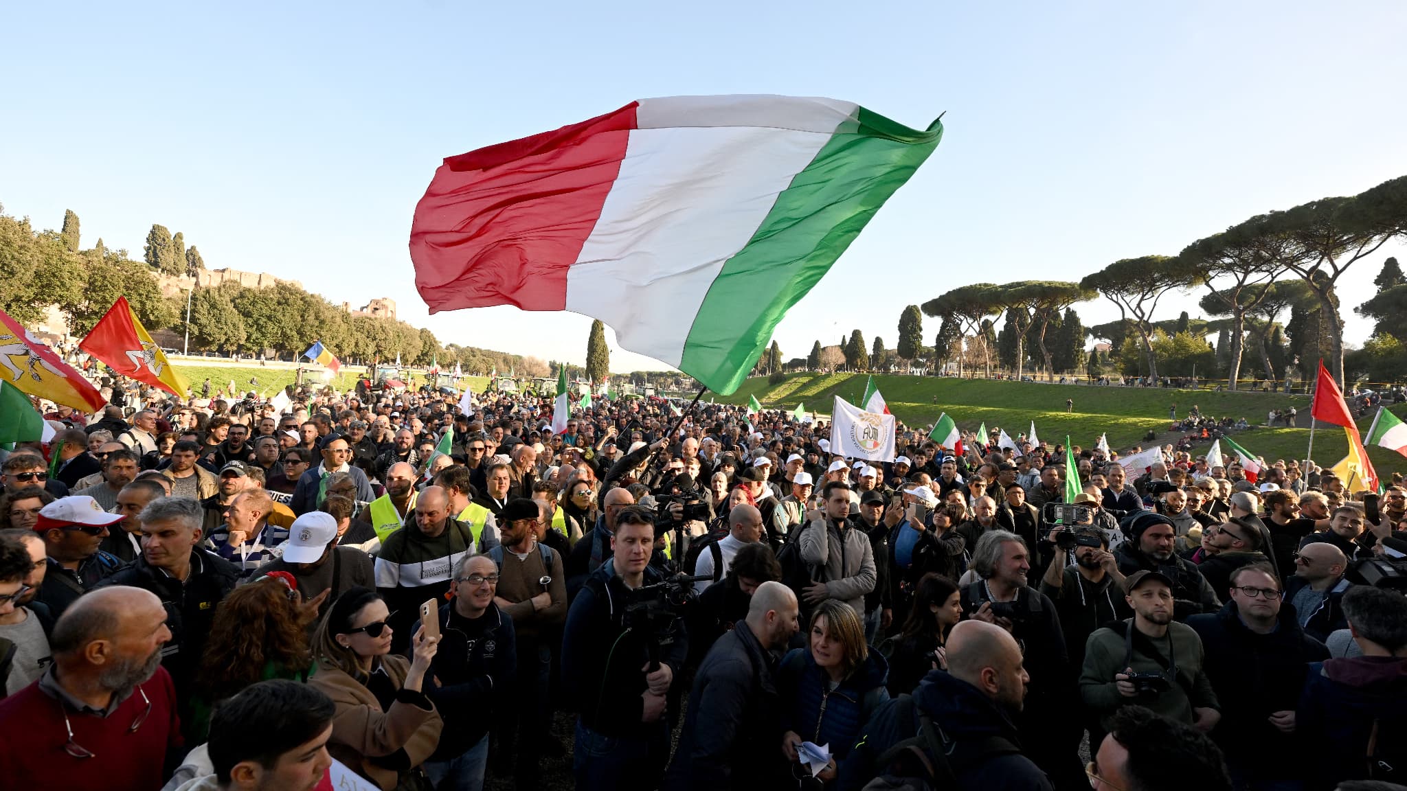 Des agriculteurs se rassemblent à Rome, sur un grand stade antique de la ville, le Circus Maximus, lors d'une manifestation pour demander de meilleures conditions de travail, le 15 février 2024.