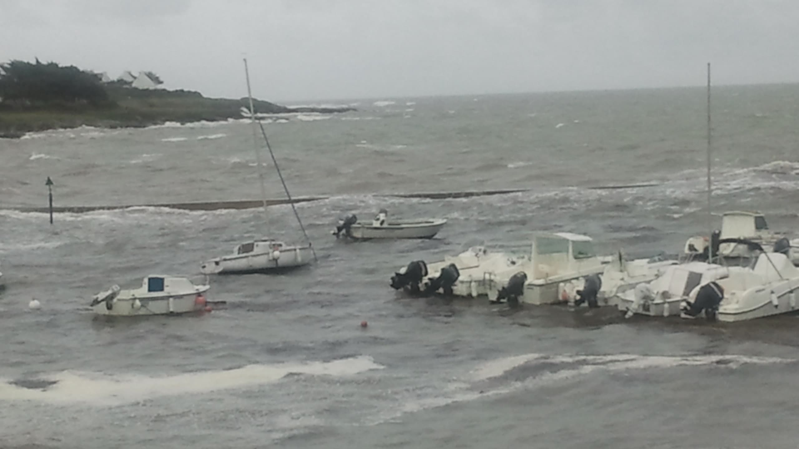 Fortes vagues dans le Morbihan à Saint-Gidas-de-Rhuys, sur la Presqu'île.