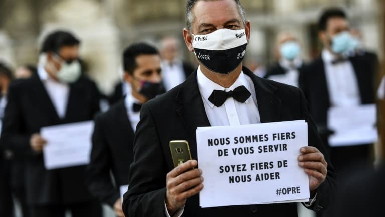 Un travailleur "extra" de l'événementiel manifeste à Paris le 24 juin 2020