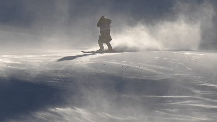 Le vent violent sur la piste du ski alpin