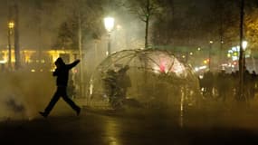 Les forces de l'ordre évacuent la place de la République à Paris dans la nuit du 29 avril. 