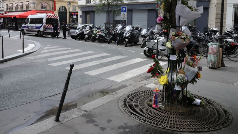 Des fleurs en hommage à la victime d'une attaque terroriste près d'Opéra à Paris le 16 mai 2018