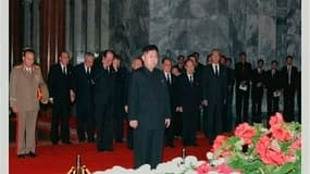 Le nouveau dirigeant nord-coréen Kim Jong-un s'est rendu mardi auprès de la dépouille de son père Kim Jong-il à Pyongyang, 24 heures après l'annonce de la mort du "Cher dirigeant". /Photo prise le 20 décembre 2011/REUTERS/KRT via REUTERS TV