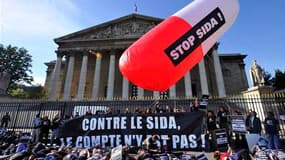 Une centaine de militants d'associations de lutte contre le sida ont manifesté lundi devant l'Assemblée nationale pour protester contre la menace d'une baisse des crédits destinés à la lutte contre le VIH. /Photo prise le 20 septembre 2010/REUTERS/Philipp