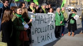 Un rassemblement de candidats EELV à Paris pour dénoncer mercredi les pics de pollution